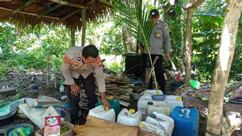 Razia Tempat Produksi Miras Polisi Temukan Puluhan Liter Saguer Dan