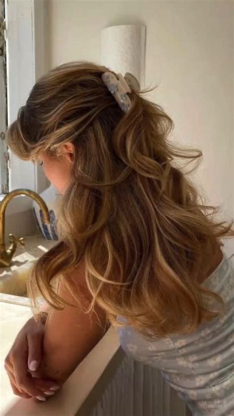 Matilda Djerf Long Blonde Curtain Bangs Bouncy Highlighted Hair