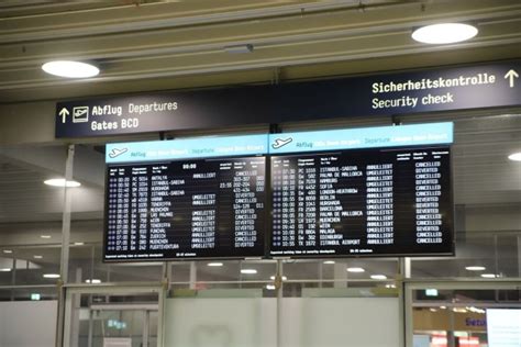 Warnstreik Legt Flugbetrieb In K Ln Bonn Weitgehend Lahm Nrw