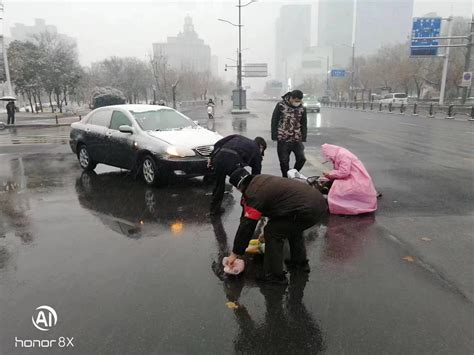 雨雪天视线受阻电动车与轿车发生相撞，郑州巡防参与调解中华网