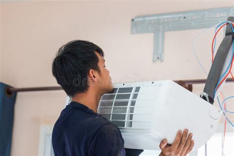 Air Conditioning Technicians Install New Air Conditioner Technician