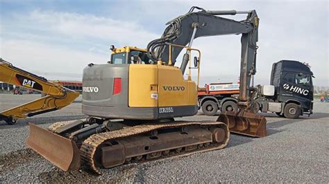 Excavator pe șenile Volvo EC 235 CL cu lamă Utilaje Construcți și