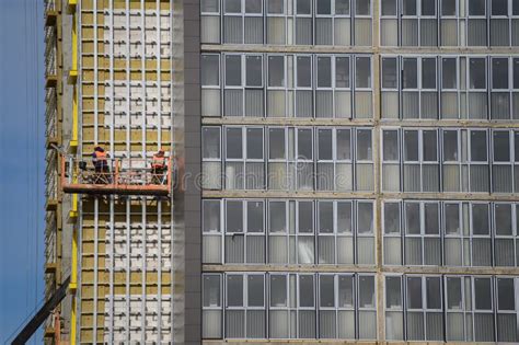 Los Trabajadores Enrasan Las Paredes Exteriores Del Edificio Con