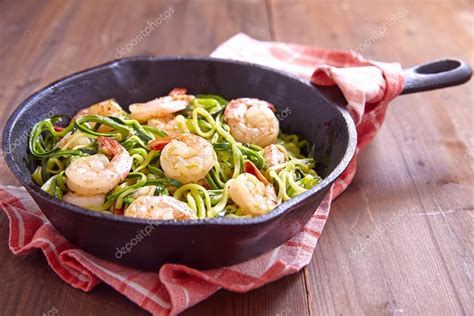 Spaghettis De Courgettes Aux Crevettes Photo De Stock Par Odelinde