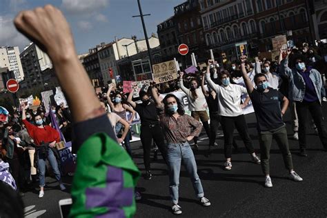 8 Mars Des Dizaines De Milliers De Personnes Manifestent En France