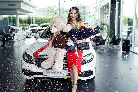 Người mẫu nude với ngựa tậu xe sang Mercedes Benz E trị giá tỷ Đồng