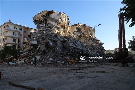 Malatya da depremde ağır hasar alan binaların yıkımına devam ediliyor