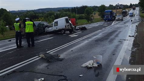 Tragiczny wypadek w powiecie kieleckim Zderzyły się trzy auta osobowe