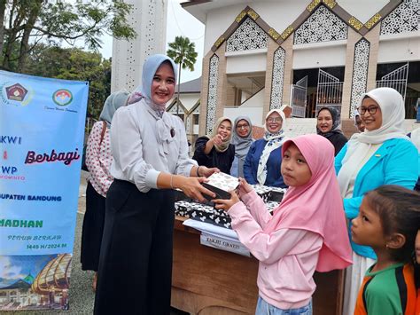 IKWI Kabupaten Bandung DWP Diskominfo Bagikan Ratusan Takjil Gratis