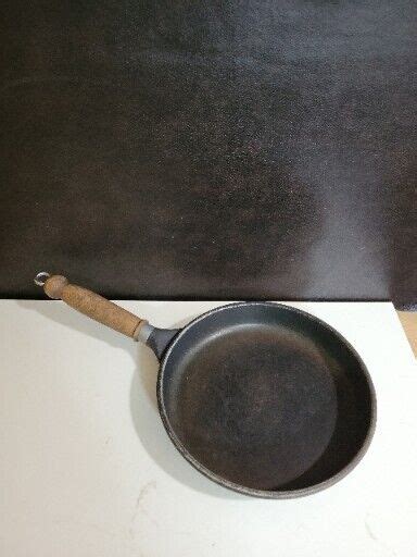 Vintage Roch Guss 9” Aluminum Saute Omlet Pan W Wood Handle Made In