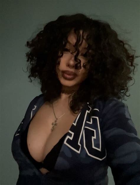 Girl With Curly Hair Curly Girl Hairstyles Curly Hair Styles Curly Hair Latina