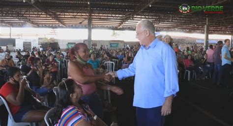 Prefeitura de Rio Verde e Governo de Goiás entregam escrituras e