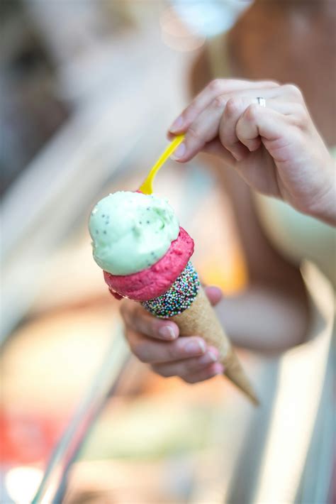 Persona Sosteniendo Helado Y Cuchara Amarilla · Fotos de stock gratuitas