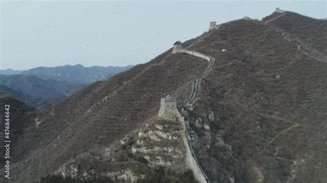 Vidéo Stock drohne Flying over the great wall at mist smog sky Aerial