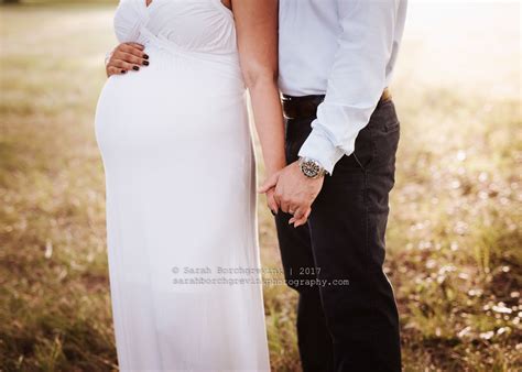 Maternity Photography Tips For Naturally Posing Expecting Couples