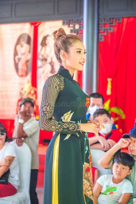 Hermosas Chicas Vietnamitas Tocando Ao Dai Y Disfraces Tradicionales