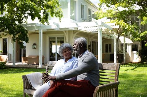 Vista lateral de una pareja afroamericana mayor en el jardín