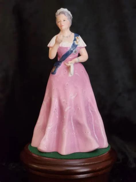 Royal Doulton Figurine Hm Queen Elizabeth The Queen Mother Hn