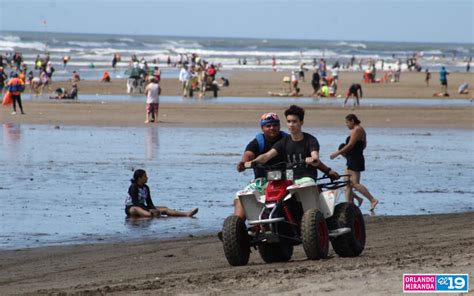 Población nicaragüense visitan las refrescantes aguas de Pochomil y