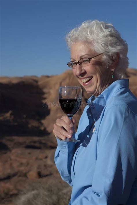 Mujer Mayor Que Goza De Un Vidrio De Vino Imagen De Archivo Imagen De