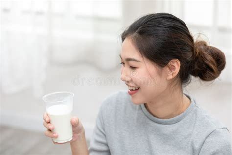 Mujer Sana Y Joven Asi Tica Tomando Leche Con Calcio Para Huesos