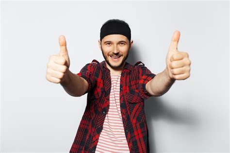 Retrato De Estudio De Un Joven Apuesto Y Alegre Que Muestra Los