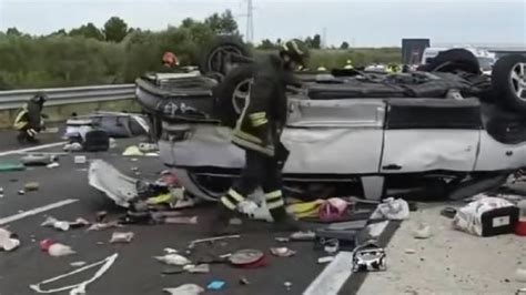 Incidente SullA14 In Direzione Bari Sud Morta Una Donna 6 I Feriti