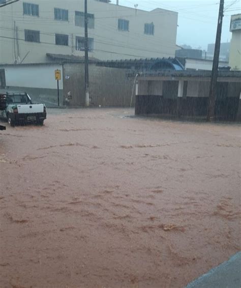 A Gazeta Chuva rápida e forte em Alfredo Chaves deixa ruas alagadas