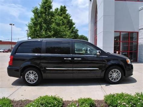 Sell new 2013 Chrysler Town & Country TOURING-L in Columbus, Nebraska, United States, for US ...