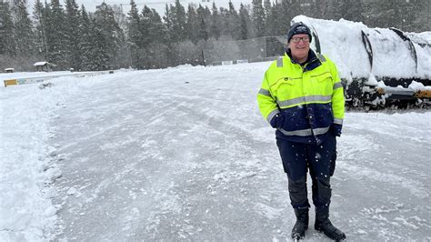 Snöfallet stoppade isspolningen dagar före bandypremiären P4