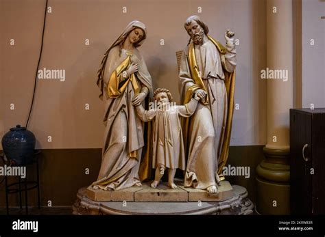 Sculpture de la Sainte famille Jésus Marie et Joseph dans l église