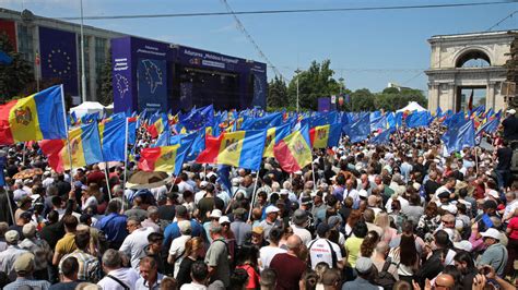 Десетки хиляди се събраха в Кишинев на митинг за европейско бъдеще на