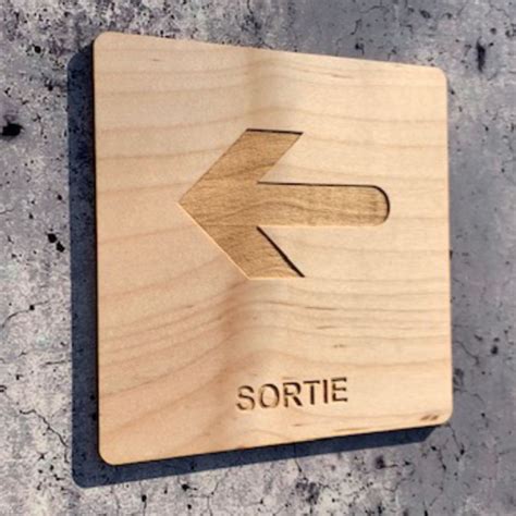 Signal Tique En Bois Gravure Sortie Gauche