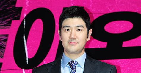 포토 한상진 깔끔하게 수트 차려입고