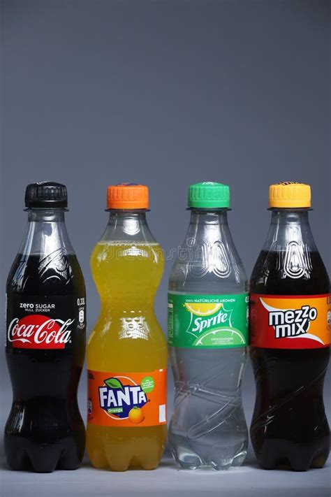 Fanta, Kola, Sprite En Mezzo-Mengelingsflessen Van Dranken Redactionele ...