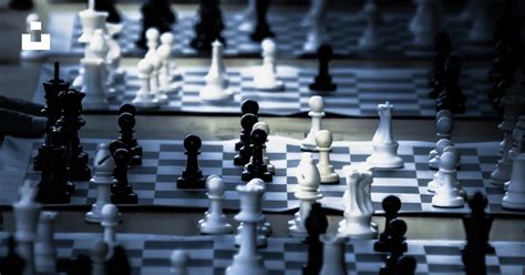 Foto Um tabuleiro de xadrez com um tabuleiro de xadrez – Imagem de ...