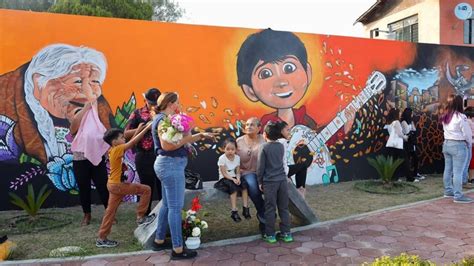 Homenajean A Los Muertos Con Mural De Coco En Colonia Hidalgo El