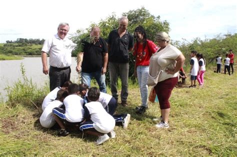 Dia Mundial da Água Alunos da rede municipal participam de plantio de