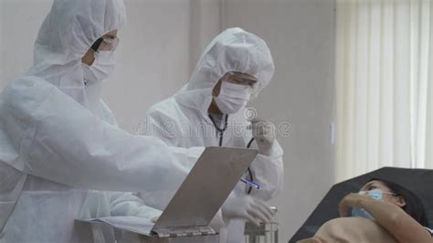 Dos Hombres Con Traje De Ppe Revisando Paciente En La Cama Almacen De