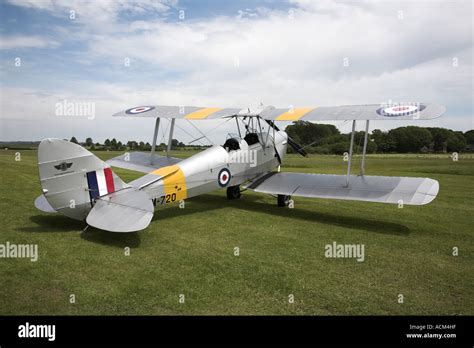 De Havilland Dh Tiger Moth Raf Biplan Et Des Avions D Entra Nement