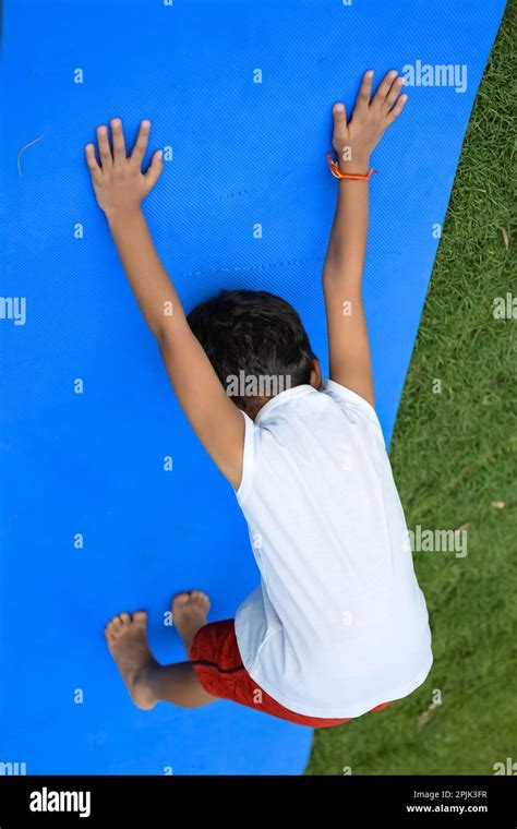 Asiatique chic enfant faisant le yoga pose dans le parc de la société