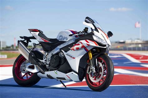 Aprilia RSV4 Factory Und Tuono V4 Factory In Speed White 2023