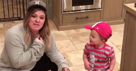 Kelly Clarkson, Daughter River Rose Have Dance Party to ‘Push It'