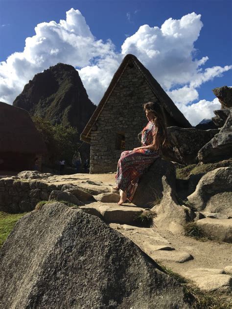 EGO Lívia Andrade comemora aniversário em Machu Picchu no Peru