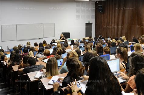 France Monde Étudiants étrangers Doivent Ils Payer Plus Cher