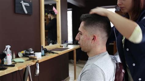 El Peluquero Gay Del Muchacho Hace Un Peinado Elegante Para Un Cliente Masculino Almacen De