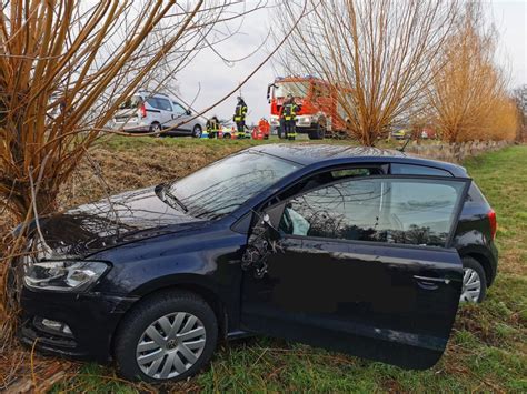 Gifhorn Polo Fahrer Kommt Von Stra E Ab Und Prallt Gegen Baum