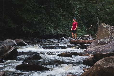 What to Wear Hiking (Clothing Guide for Men and Women)