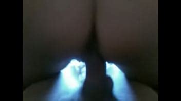metiéndose en la espalda de su esposa XVIDEOS