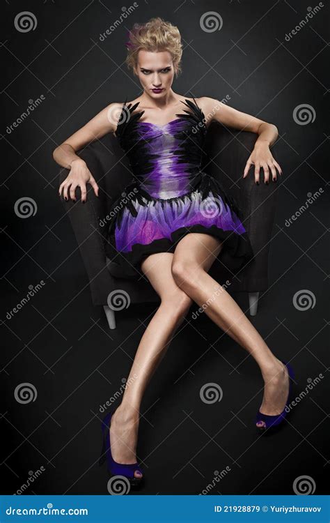 Belle Femme Luxueuse S asseyant Sur La Présidence Image stock Image